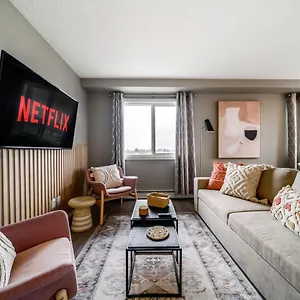 Peaceful Oasis Condo, Ac, Floor, Secure Ug Parking, Balcony, King Bed! Apartment Edmonton