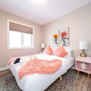 New, Euro-style Suite, Whyte Avenue, Ac, Netflix, Sleeps 6! Apartment Edmonton